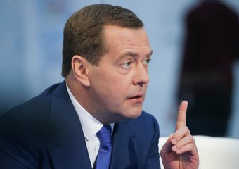 Медведев выделил 20 млрд рублей на повышение зарплат в регионах