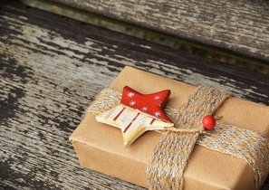 Что можно подарить коллеге на Новый Год: советы и идеи