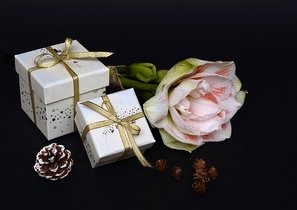 Что подарить руководителю на Новый год: предметы искусства