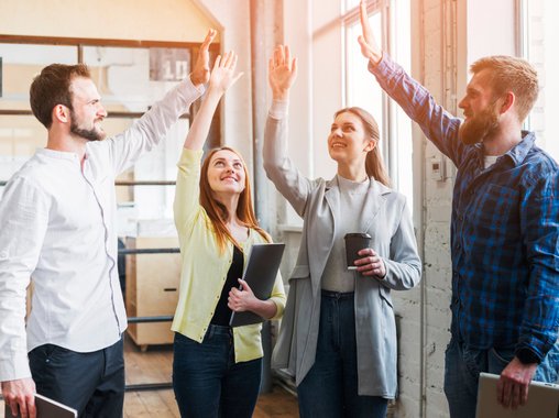 Большие команды — выше эффективность: коллективы от 100 человек выполняют 75% задач в срок