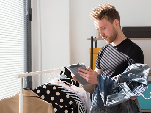 Российские мужчины обгоняют женщин в тратах на брендовые вещи: кто, сколько и на что тратит