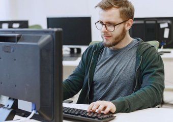 «На завод пока можно не спешить»: как ИТ-сфера стала островком роста зарплат в России