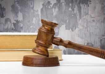 Суд подтвердил: устные договорённости не отменяют ЛНА — работника на гибридном графике уволили за прогул правомерно