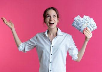 Треть работодателей готова повысить зарплату, чтобы сотрудник отказался от подработки