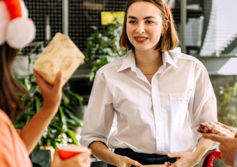 «Тайный Санта» в компании: как HR провести игру без хаоса и лишних вопросов