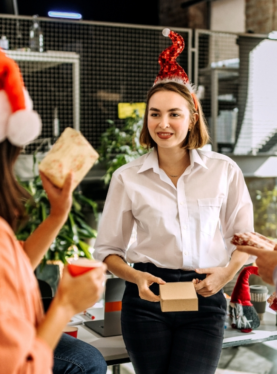 «Тайный Санта» в компании: как HR провести игру без хаоса и лишних вопросов