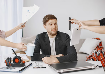 Работодателям напомнили: нельзя заставлять сотрудника делать всё что угодно под видом «иных поручений»