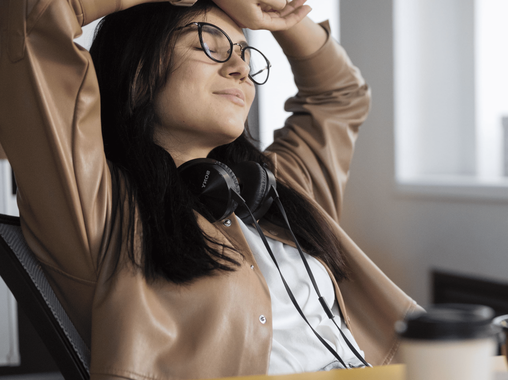 Треть россиян готова к сокращению зарплаты ради более короткого рабочего дня летом