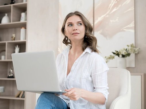 Эксперт назвал популярные онлайн-профессии для женщин