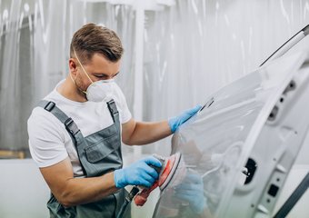 Автомаляр стал лидером по зарплате среди рабочих профессий в России