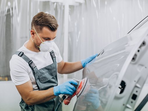 Автомаляр стал лидером по зарплате среди рабочих профессий в России