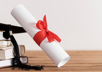 Министр из Крыма предложил отбирать дипломы у тех, кто не работает по профессии
