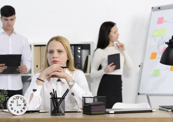 Суд признал сверхурочной работой требование приходить на 20 минут раньше: компанию обязали выплатить сотруднику 129 тысяч рублей