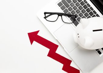 Рынок труда в России меняет структуру: промышленность сокращает наем на фоне роста безработицы