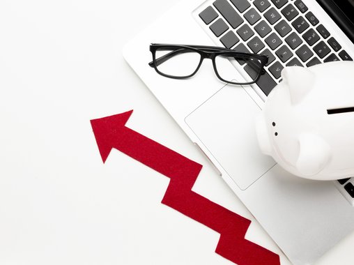 Рынок труда в России меняет структуру: промышленность сокращает наем на фоне роста безработицы