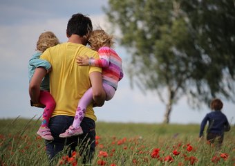 Депутат Госдумы предложил не увольнять отцов детей до 3 лет
