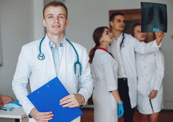 Врачи против полицейских: кто побеждает в зрительских симпатиях по российским сериалам