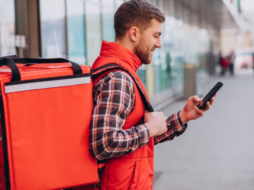 Осенью 2025 года бизнес искал курьеров на подработку на 63% чаще