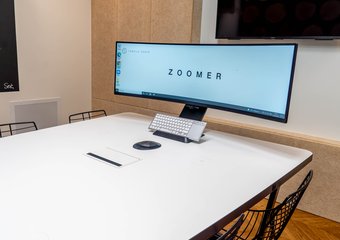 Российский производитель умной мебели разработал переговорный стол для онлайн-встреч