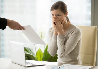 Сотрудницу уволили за уход с работы на минуту раньше — суд встал на её сторону