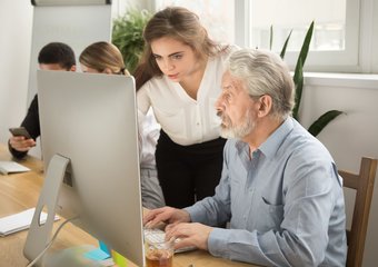 Кадровый парадокс: каждый четвертый работодатель удерживает пенсионеров, но доля готовых нанимать их упала