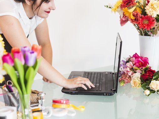 Юрист Кузнецов напомнил о двойной оплате за работу в мартовские праздники