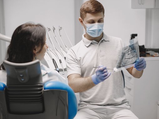 Стоматолог из Иркутска и строитель из Москвы возглавили рейтинг самых высоких зарплат в России