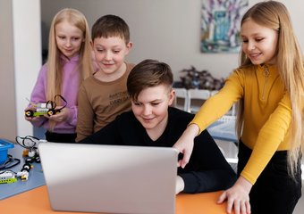 Поколение Альфа идёт на работу: чем они будут отличаться от миллениалов и зумеров
