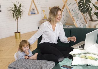 Мост между мамой и компанией: поддержка женщин в декрете