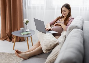 Минтруд выступил за обязательную удаленку для беременных сотрудниц