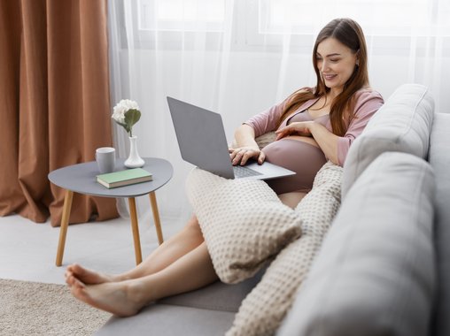 Минтруд выступил за обязательную удаленку для беременных сотрудниц