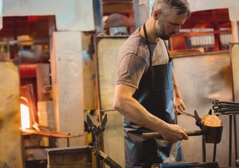 Кузнец возглавил рейтинг «исторических» профессий по динамике зарплат