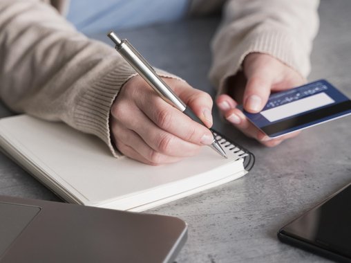 Юрист Южалин разъяснил, можно ли получать зарплату на чужой банковский счет