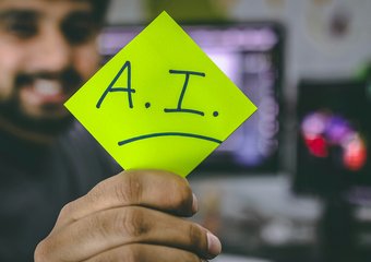 Каждый восьмой работник в России боится потерять работу из-за ИИ