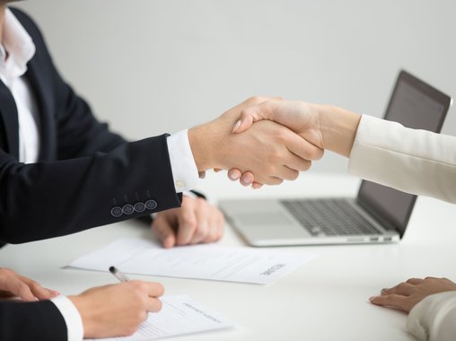 Россияне всё чаще находят работу через знакомых