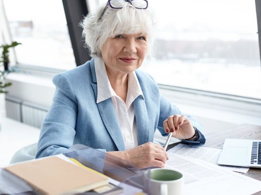 Специалисты разъяснили правила продления срочного договора с пенсионером