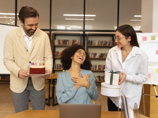 Как россияне дарят подарки коллегам