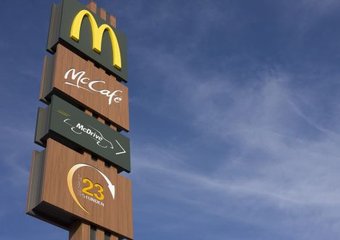 Зачем McDonald's нанимает официантов