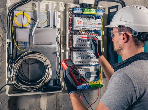 Российская молодежь меняет офисы на заводы: сантехники и электрики обходят копирайтеров по популярности