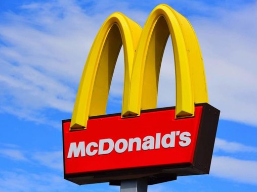 На вывесках McDonald′s в Казахстане появились имена сотрудников сети