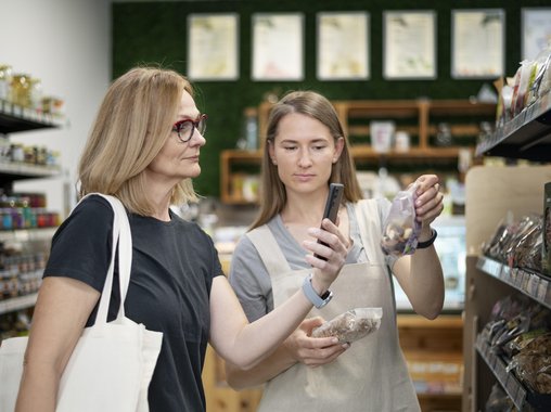 Промоутеров удерживают не только деньги, но и полные полки