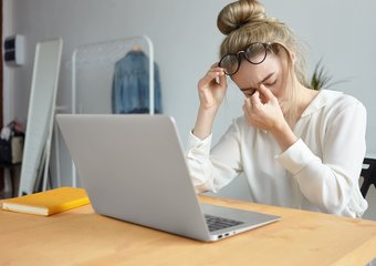 Офисные работники нашли простой способ борьбы с цифровой усталостью: взгляд в окно и короткие паузы