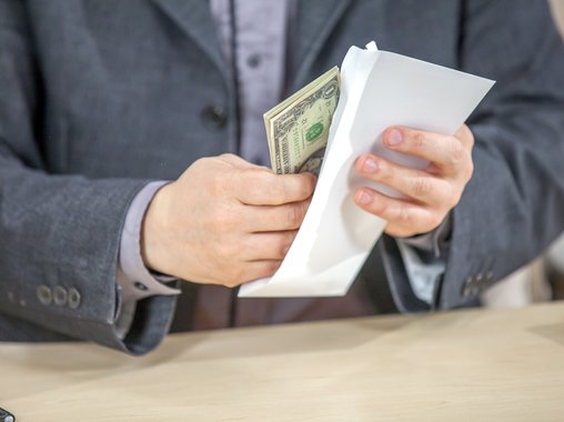 Каждая четвертая компания в России выдает зарплату наличными