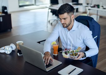 Большинство россиян работают сверхурочно добровольно, но часто без положенной оплаты