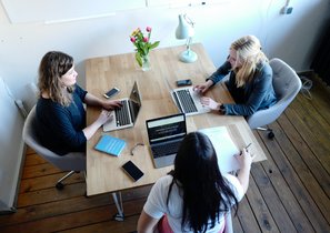 Может ли обучение влиять на текучесть кадров?