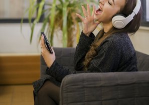 Позитивный вайб: зачем музыка в офисе