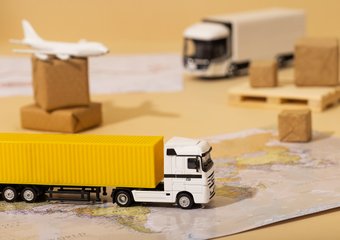 Осенью 2025 года сфера доставки и грузоперевозок лидирует по росту спроса на подработку