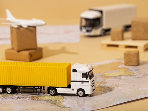 Осенью 2025 года сфера доставки и грузоперевозок лидирует по росту спроса на подработку