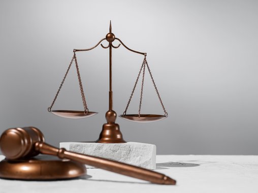 Суд отказал водителю в доплате за «совмещение»: работа по продаже билетов входила в его обязанности