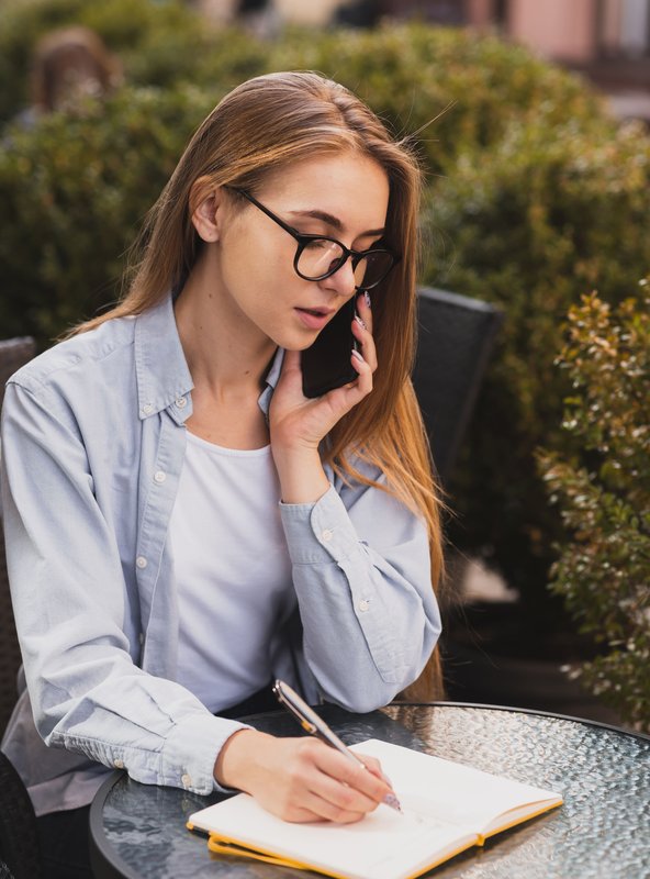 Благополучие персонала офлайн против онлайн: как выстроить систему заботы о сотрудниках в гибридной компании